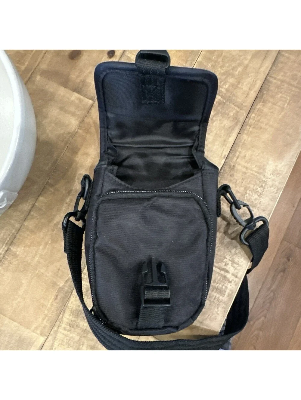Targus Compact Black Camera Bag, Padded With Strap Loops & Belt Loop 4x6 Zipper